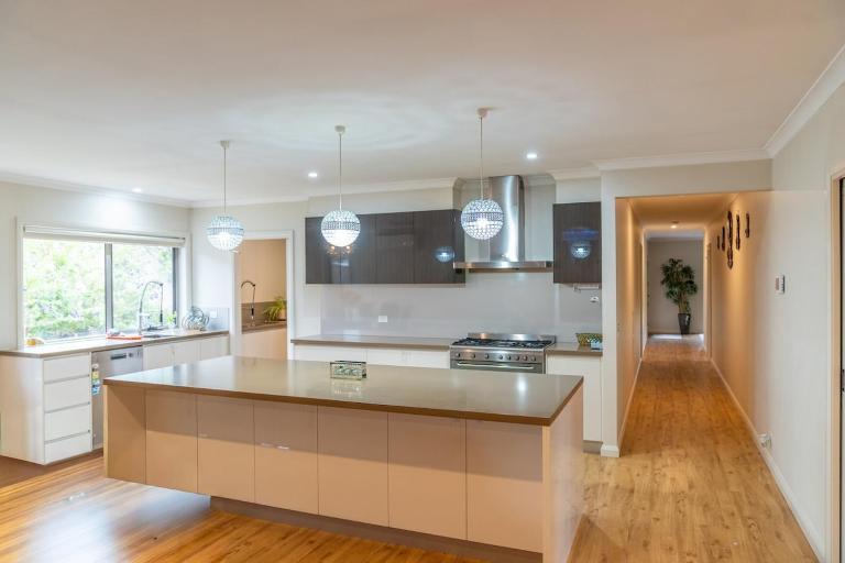 Modern Spacious 4BR Home by a 24Hour Cafe and IGA Ballarat - Chambres d'hôtes Alfred Town