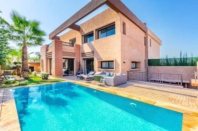 Luxury 4-ROM Villa with private Heated pool in Akenza ,free Airport transport service - B&B El Rhechat