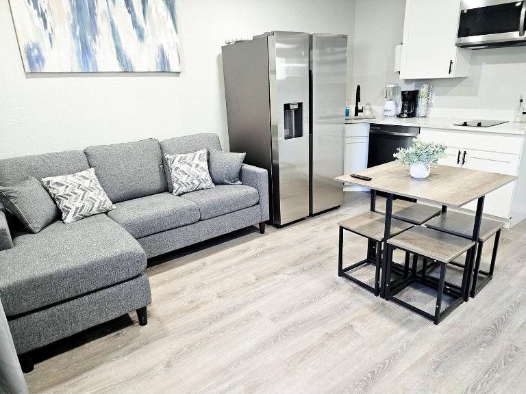 Your Perfect ATX Home Base! 2BR East Austin Gem - B&B Austin