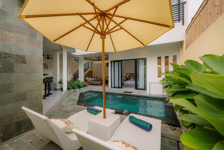 NEW! Villa Frost, Berawa - 3 Bedroom Pool Villa near Finns! - Chambres d'hôtes Canggu