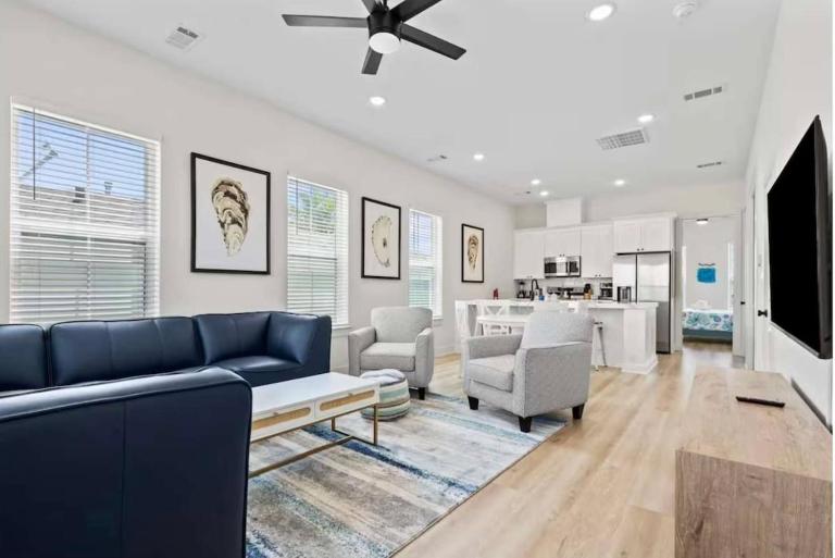 New! Midtown, 4BR 3BA ,EV , Work-Ready, Near UTMB - B&B Galveston