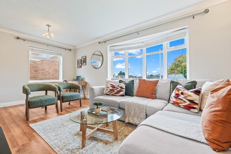 Beautiful Village Stay! Driveway 3 Double Beds 1 Single 2 WC - OFF M54 RAF Cosford Shifnal Telford Oxley Staffordshire -JLR Wolves Stafford I54 Business Park- 10 Mins to M6- 40 Mins to NEC Regular & Long Work Stays available - Samina- ARZ Stays - B&B Albrighton