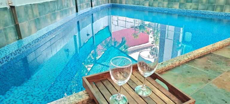 GR STAYS Sol Villa Candolim with Private Pool, Walking distance to Beach - B&B Candolim