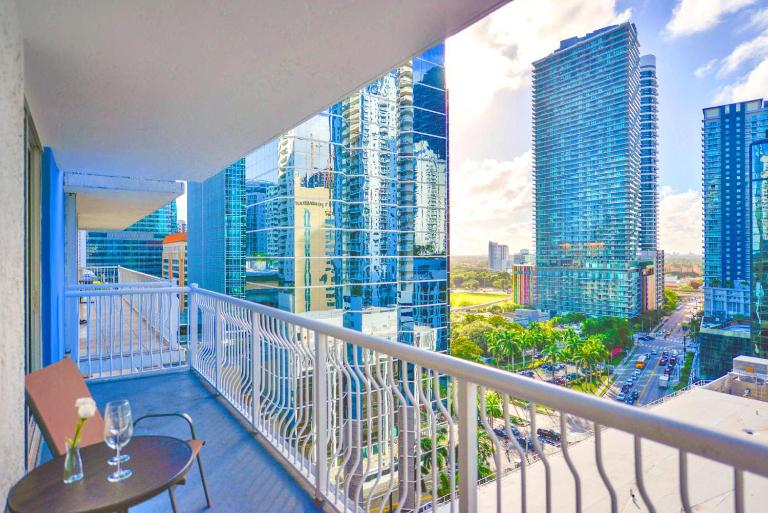 Bright & Modern Condo in Brickell w Pool Access - B&B Miami