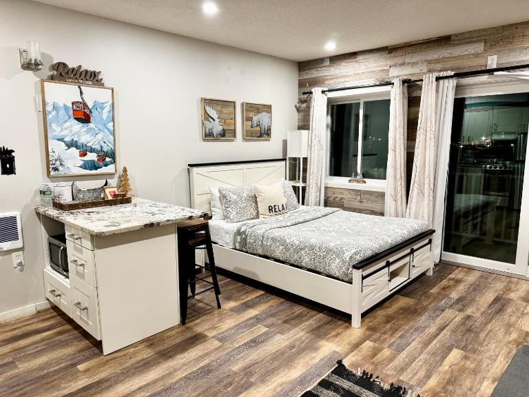 Granite Kitchen Studio Indoor Pool Near Loon - Bed and Breakfast Lincoln