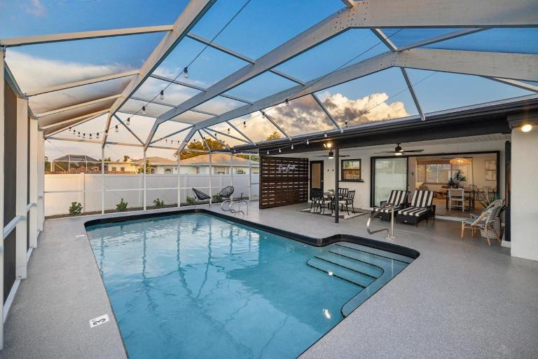Stylish coastal retreat with Heated Saltwater pool - Bed and Breakfast Port Charlotte