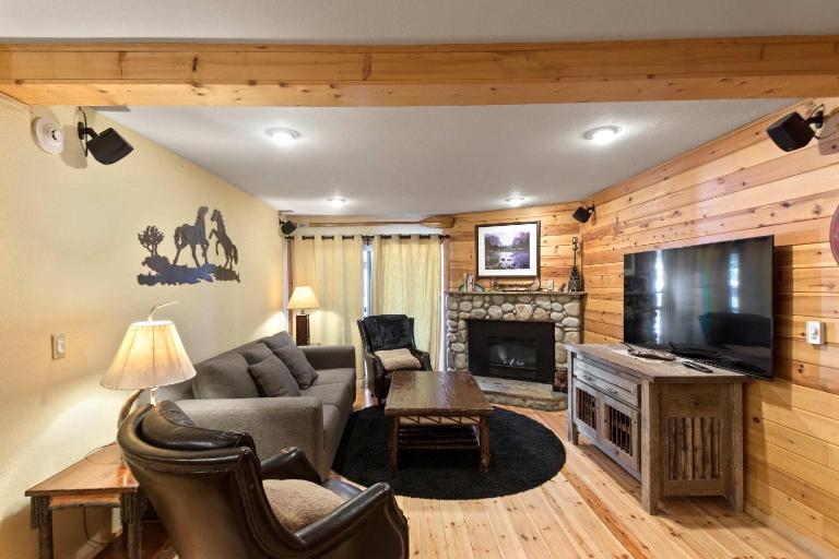 Chamonix #15 - Cozy Mtn Retreat with Fireplace - Bed and Breakfast Mammoth Lakes