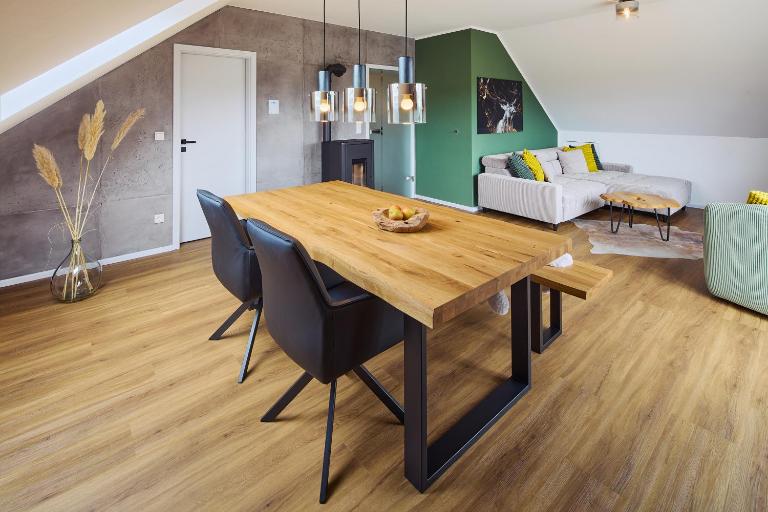 Natur-Design "Platzhirsch Sauerland" - Sauna, Kamin, Balkon, Garten, Hütte, Grill - Ferienwohnung Drolshagen