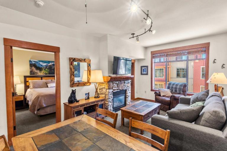 The Village #2408 - Village Center Cozy Getaway w Fireplace - Bed and Breakfast Mammoth Lakes