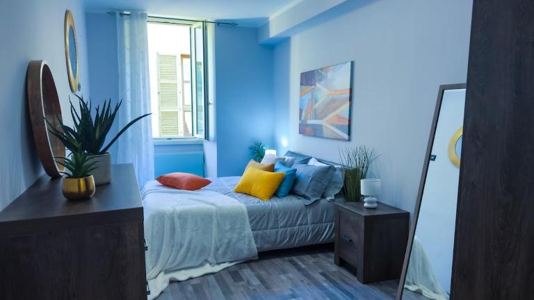 Residenza Santa Anastasia At Piazza Erbe Blu Charme with lift and AC - B&B Verona