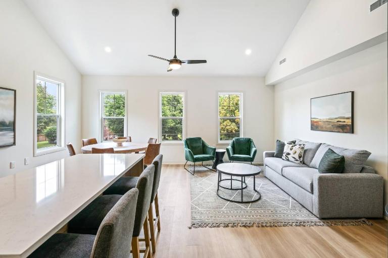 2 Bdrm Brand New Luxe Niagara Apt - up to 6ppl - B&B Niagara-on-the-Lake