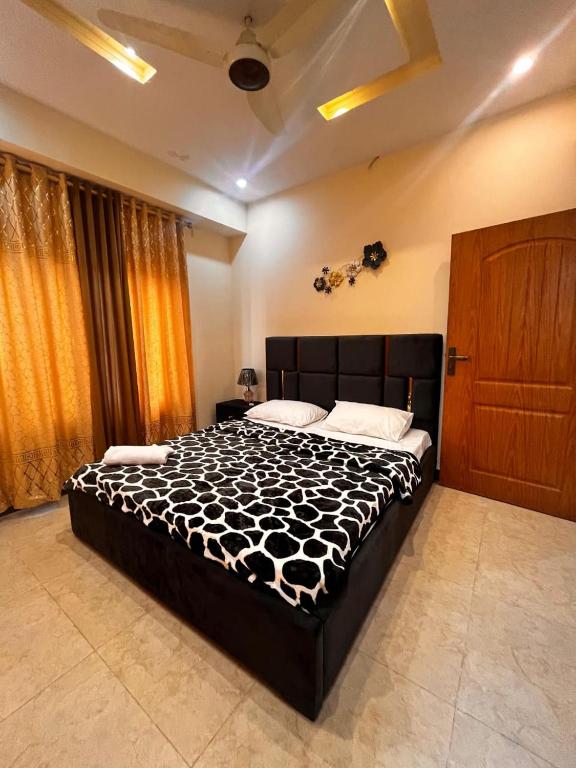 Metrozen Heights 2 Bed Apartment in Heart of Islamabad - Chambres d'hôtes Islamabad