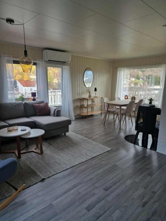 House with terrace and a big garden in centrum of Lyngseidet - Bed and Breakfast Lyngseidet