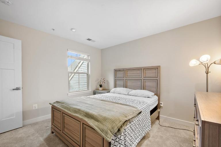 Private Room In A Modern Home - B&B Frederick