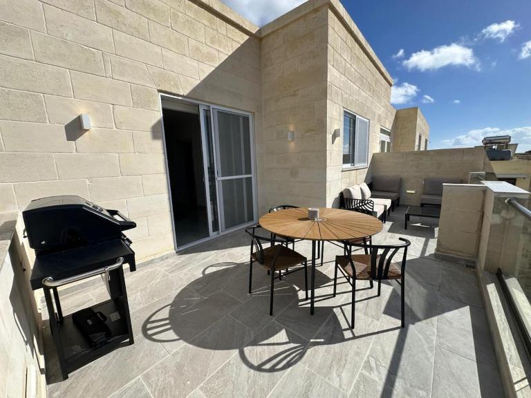 Panoramic Penthouse Stay Front & Back Terraces - Chambres d'hôtes Ta' Sannat