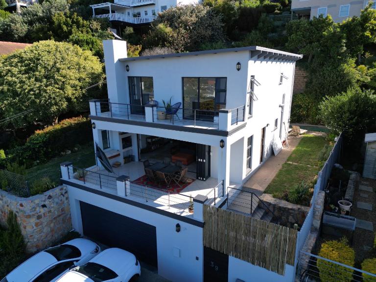 Spacious Seaside Escape - Pool,Fireplace,Great view - B&B Lakeside