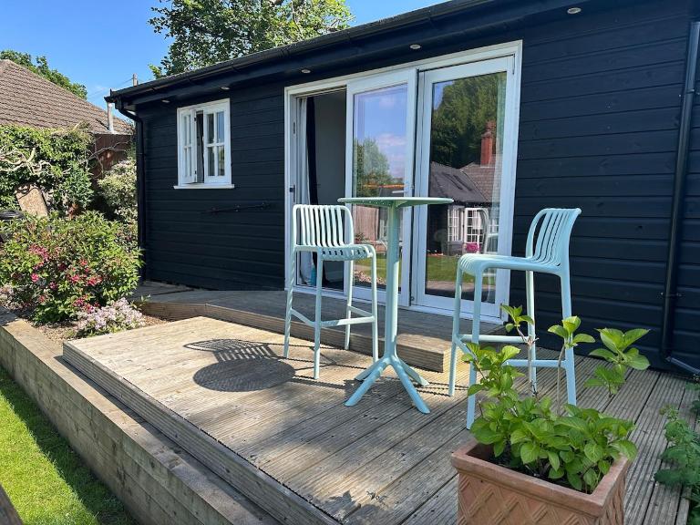 Peaceful Garden Cottage - B&B Birmingham