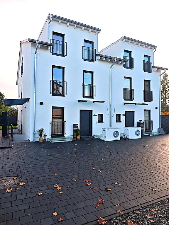 Modernes Neubauhaus ca 200 qm Nähe vom Flughafen - B&B Egelsbach