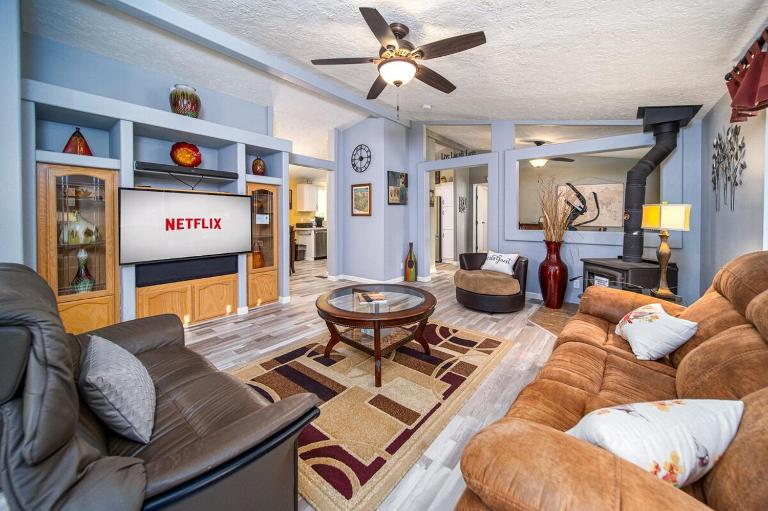 The Nest-2 K Beds-Game Room-Deck-5 min to Mariposa - B&B Mariposa