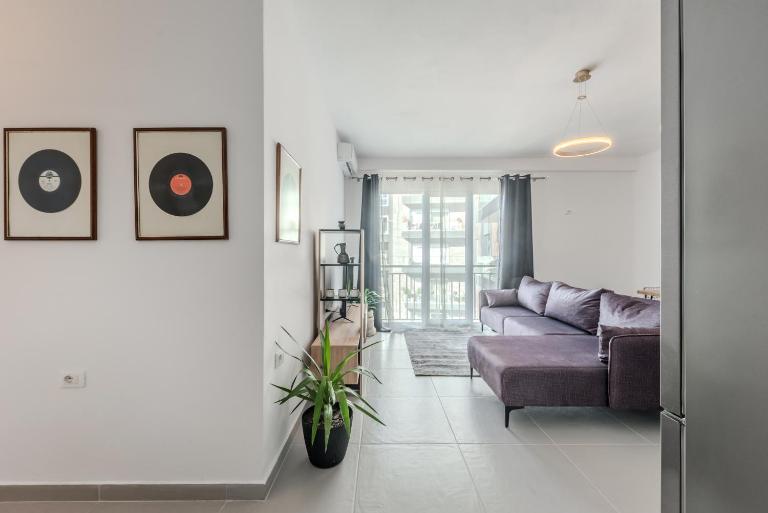 Central & Natural Light 2Bdr Private Parking - Ferienwohnung Tirana