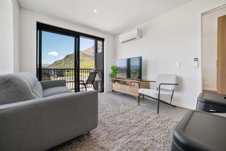 Toru Top Floor Apartment - Brand New & Convenient - Bed and Breakfast Queenstown