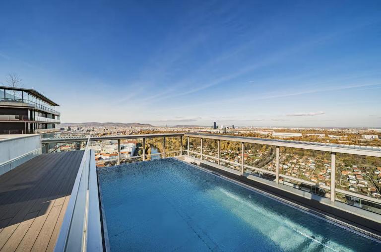 Skyline Apartment with SkyPool and Free Parking - Ferienwohnung Wien