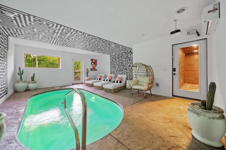 Stay & Sway at this Luxe Modern Retreat with Indoor Pool, Hot Tub, Putting Greens & Fire Pit - Chambres d'hôtes Sevierville