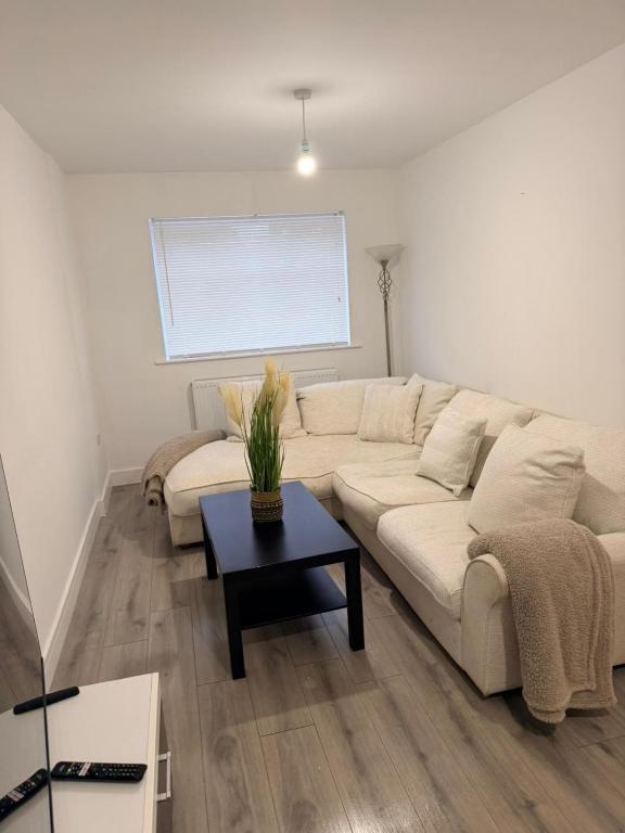 Modern 3 Bed with 3 Baths and Parking, Near Centre - B&B Bredbury
