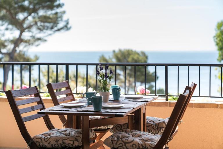 SeaHomes Vacations - Cala Banys Seafront Apt & PKG - Ferienwohnung Lloret de Mar