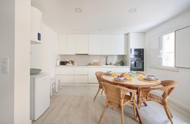 Beach & City Charm With AC, By TimeCooler - B&B Setúbal