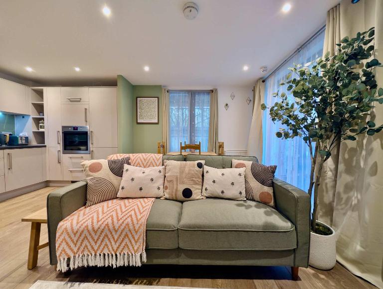Modern 2-Bed Ground-Floor Flat with Private Terrace - B&B London