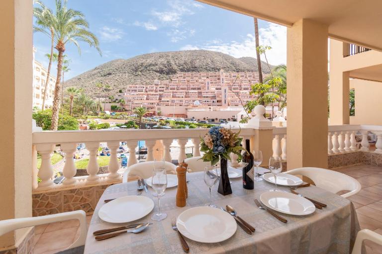 Wonderful 2 Bedroom Apartment Communal Heated Pool - Chambres d'hôtes Los Cristianos