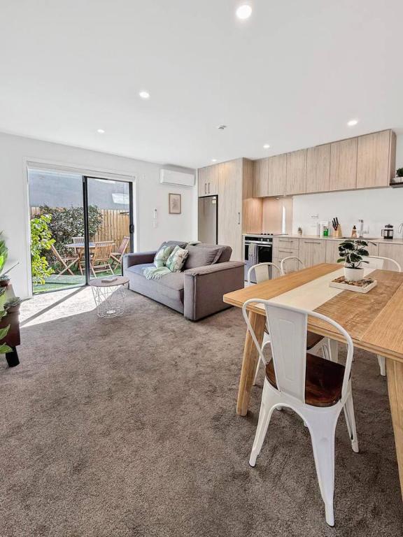 Stylish 2-Bedroom Home with Back Yard - B&B Christchurch