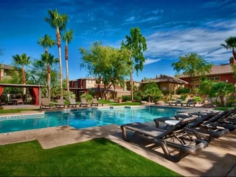 Gated Condo Heated Pool Spa Gym Near Zoo - B&B Phoenix