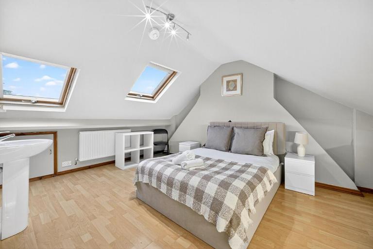 Spacious 5BR Home in Cardiff Bay with Office Area - B&B Cardiff