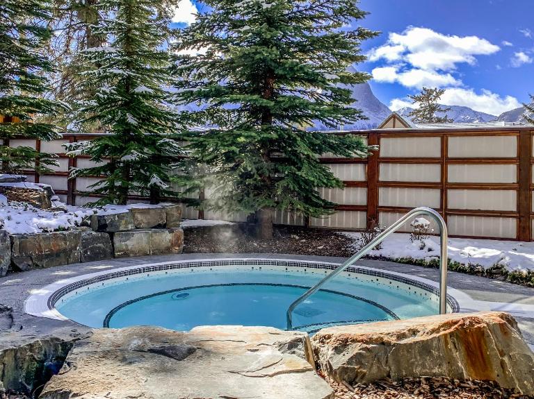 Fantastic Mountain View - Hot Tubs & Steam Room - B&B Canmore