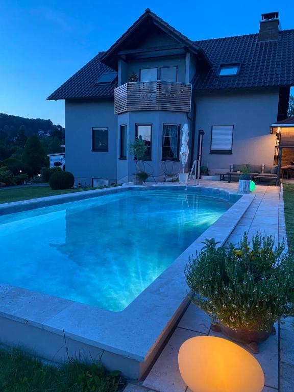 Souterrain-Ferienwohnung I 3-4 Pers I Garten & Gemeinschaftspool I Sachsenring - B&B Hohenstein-Ernstthal