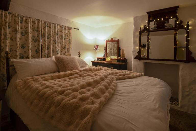 Cissy's Cottage - traditional thatched cottage, on the Causeway Coast - B&B Aghanloo