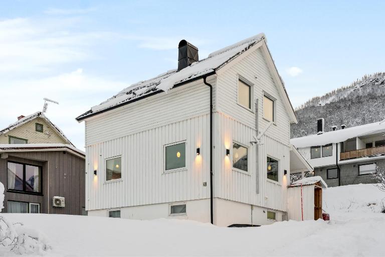 Turistvegen Tromsdalen - Stay Near Tromsø Cable Car - B&B Tromsø