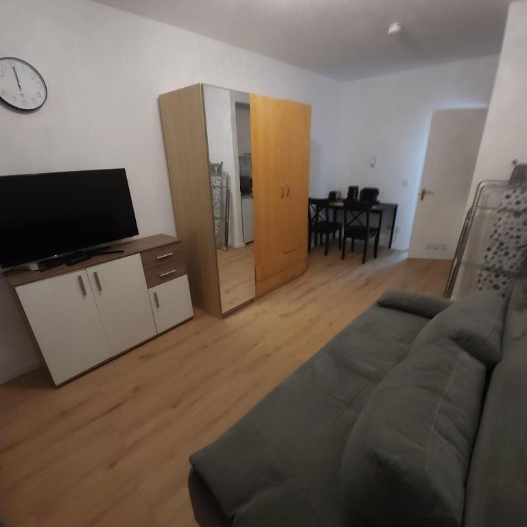 2 min Bus 5 min S-Bahn U-Bahn 15 min Zentrum - Ferienwohnung München