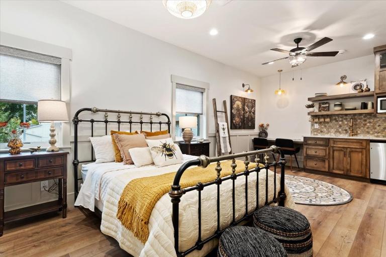 The Bee Room - Cozy Retreat on Midway Main Street - B&B Midway