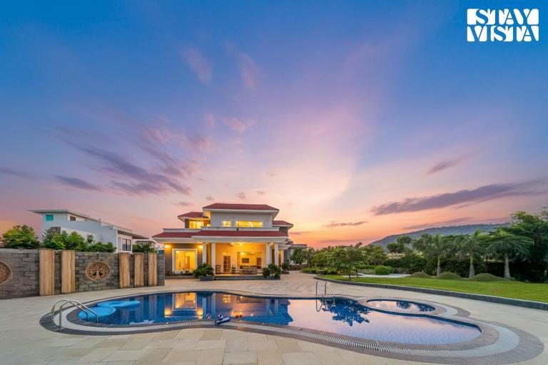 StayVista at Vacanza Villa - Pool, Lawn & Theatre - B&B Jaipur