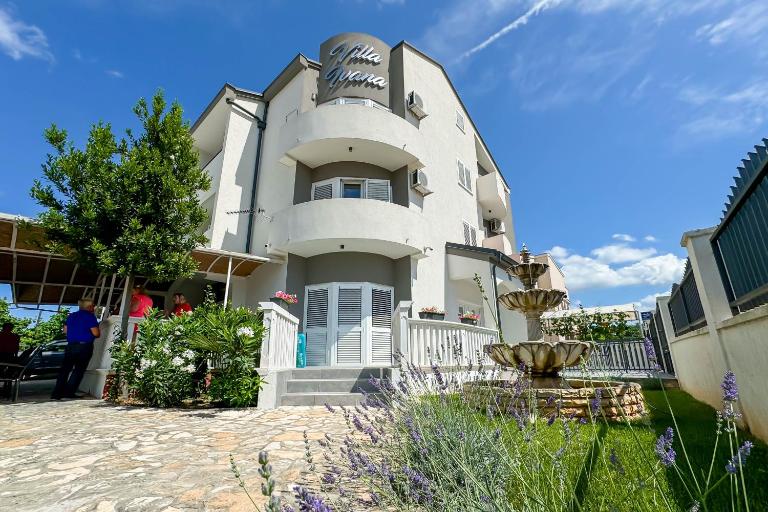 apartments Villa Ivana by GLOBTOUR - Chambres d'hôtes Biograd na Moru