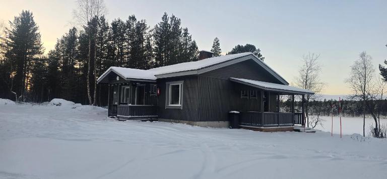 Arctic Lake Aurora house,Sevettijärvi - Ferienwohnung Sevettijärvi