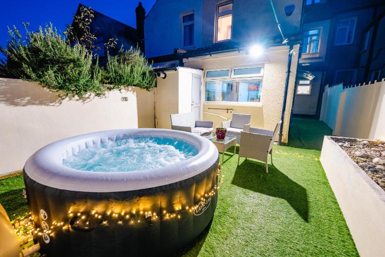 4BR 2Bath Home -Hot Tub, Free Parking & Games Room - B&B Cardiff