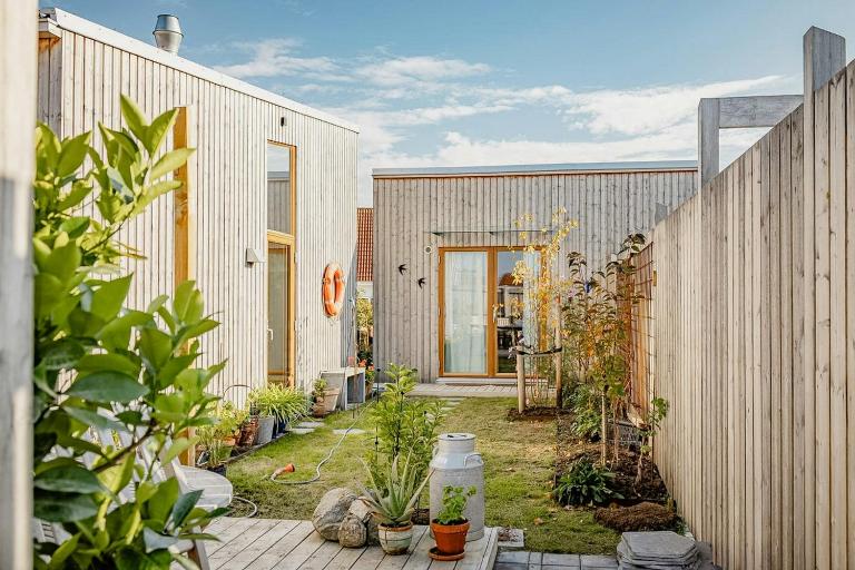 Wooden Home Among Apple Trees With Ocean View - B&B Kivik