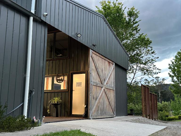Luxury Barn-Style Suite with Stable Views - B&B Krowera