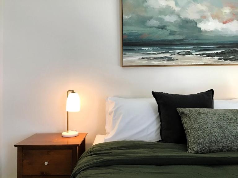 THE WATERFRONT APARTMENTS 1 Bedroom Executive Apartment with Courtyard Views located on the Geelong Waterfront - 4401 - B&B Geelong