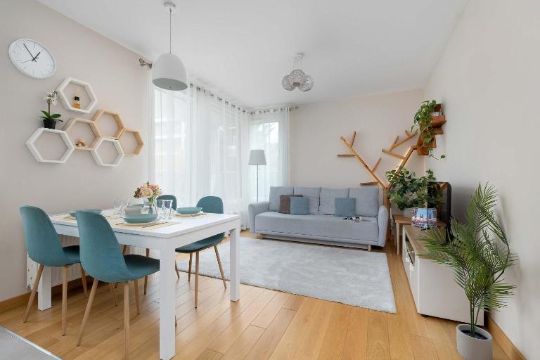 Family Apartment in Cracow with Parking, Desk and Bathtub by Noclegi Renters - B&B Krakow
