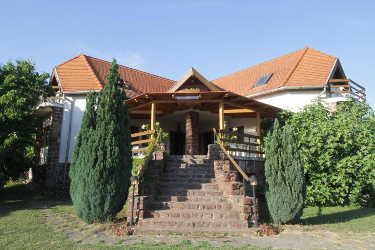 Vöröskő apartmanház - B&B Révfülöp